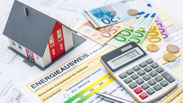 Modellhaus, Geld und Taschenrechner, Copyright Fotolia